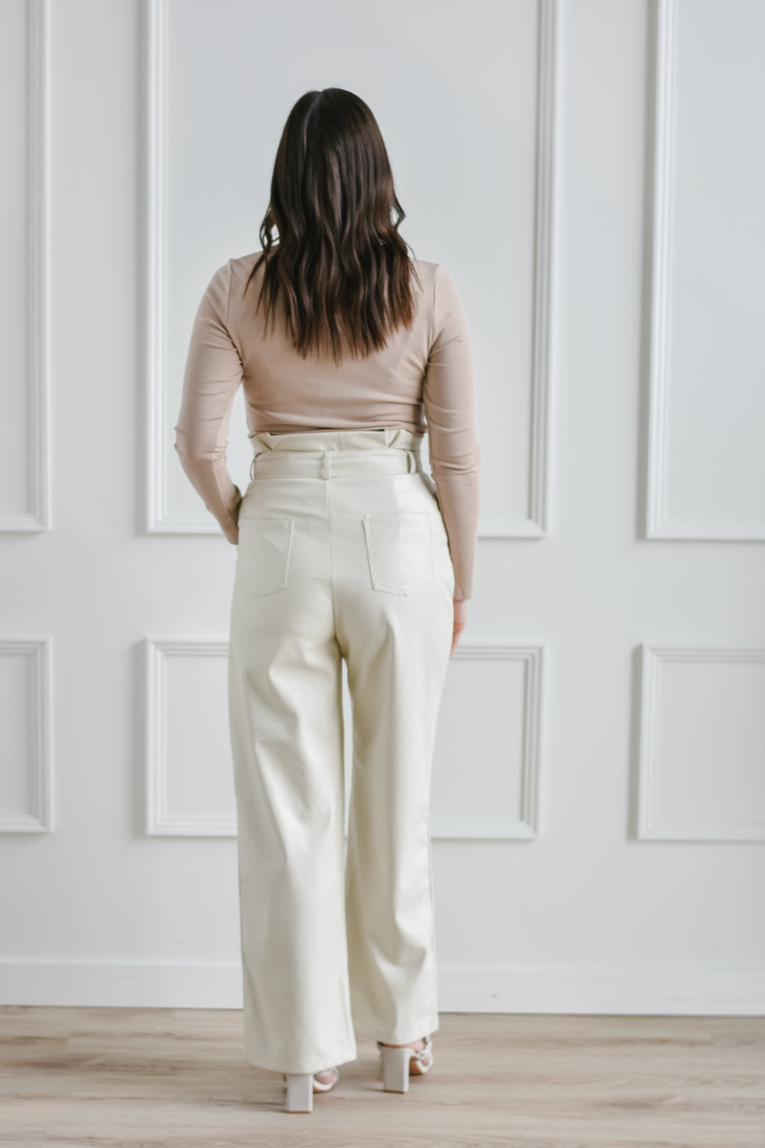 The Janice Square Neck Basic - Taupe
